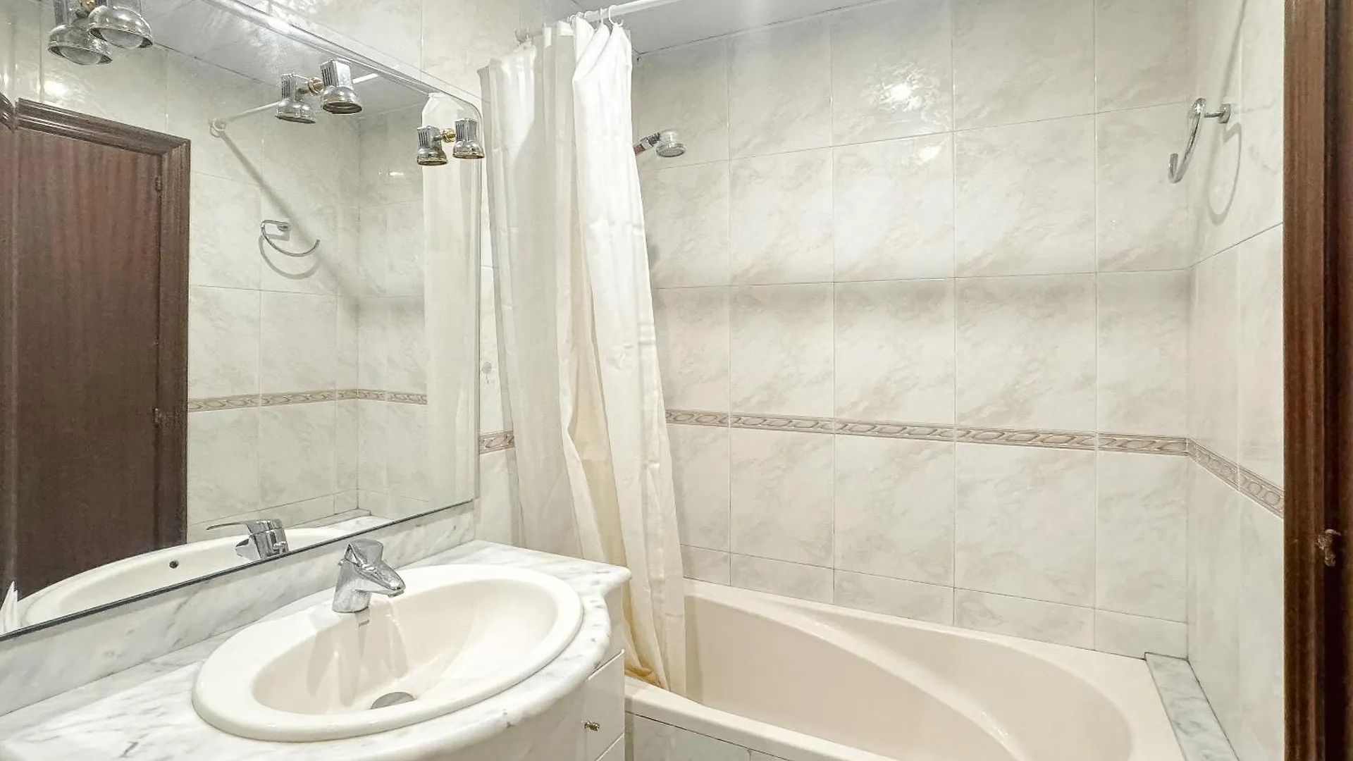 Charming Rooms In Shared Apartment Near Camp Nou Barcelona Spain